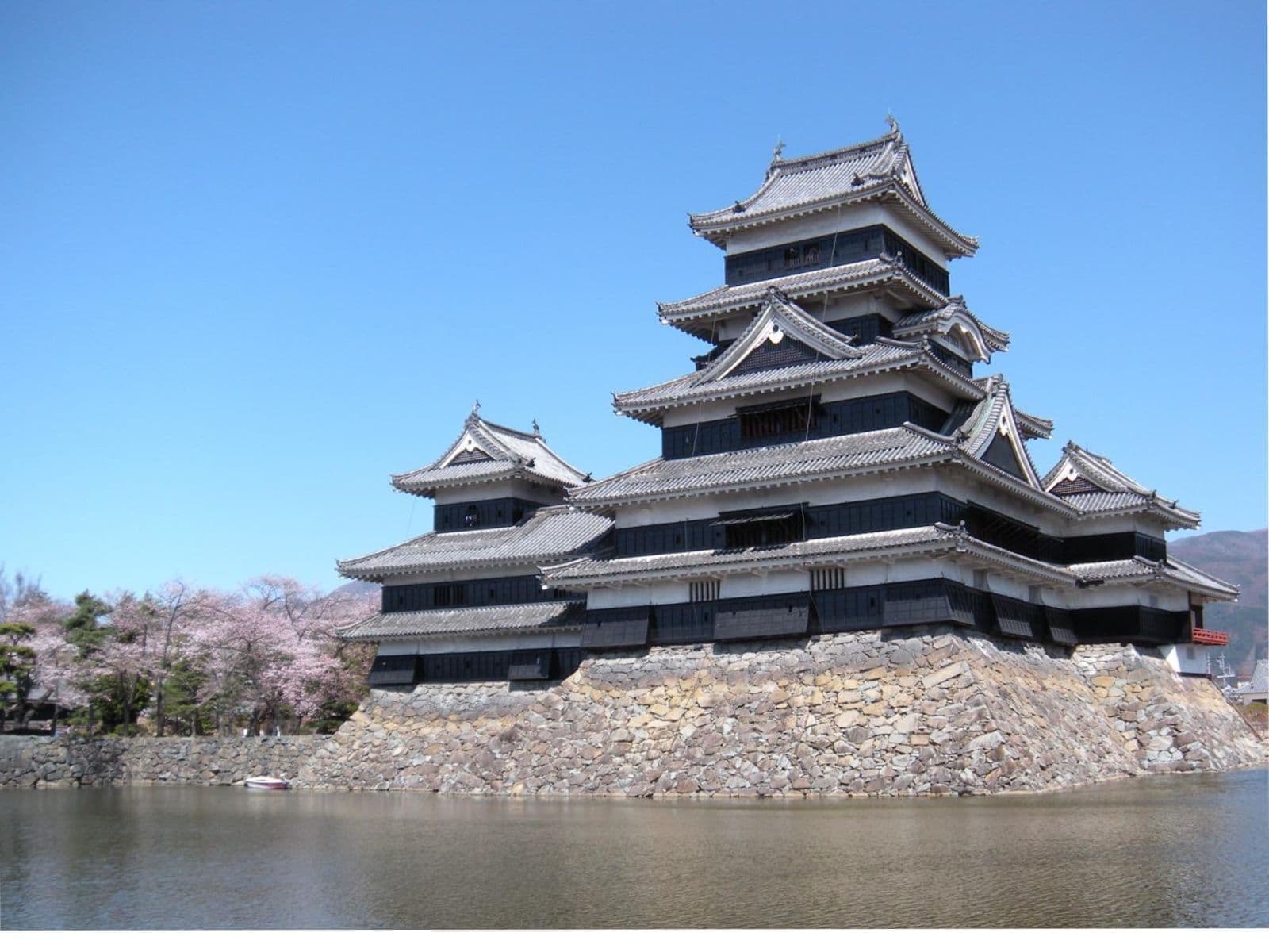 松本城まで徒歩5分